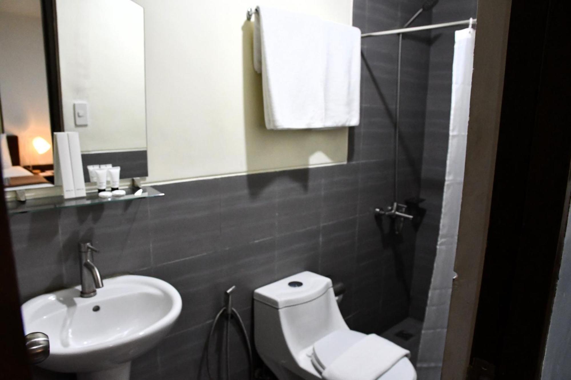 Arzo Hotel Makati Makati City Dış mekan fotoğraf